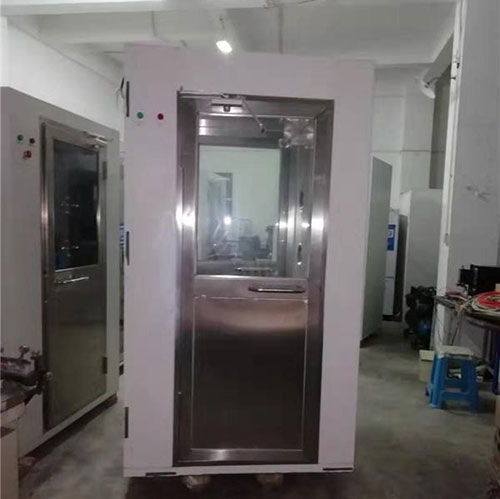 風(fēng)淋室中緊急開關(guān)也是非常重要的一項(xiàng)