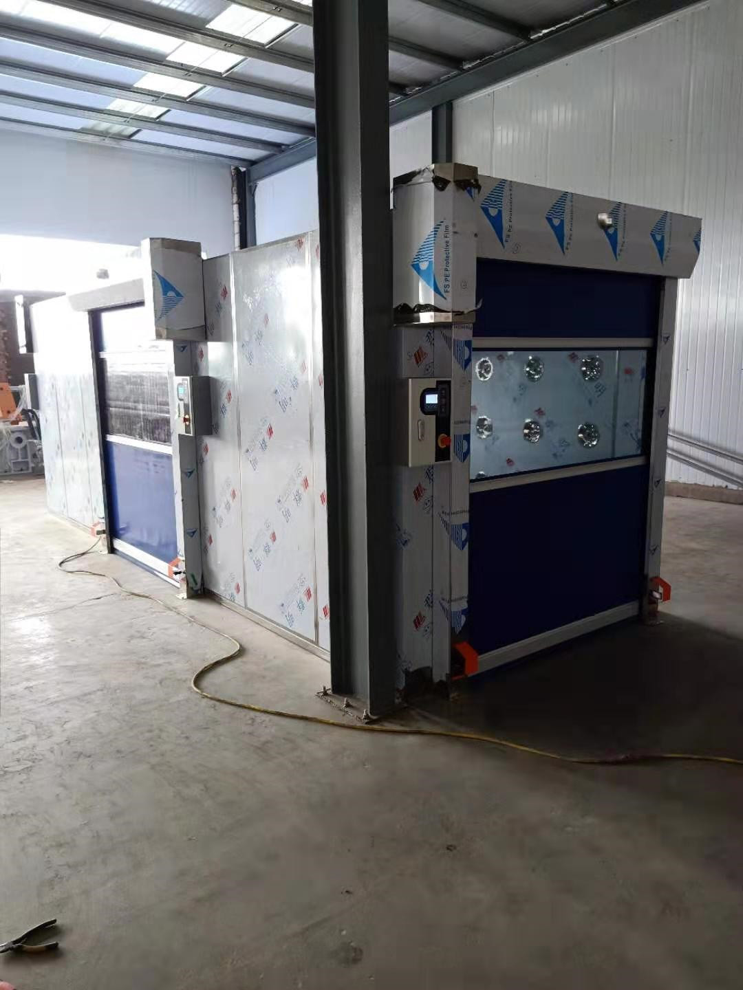 【石嘴山風(fēng)淋室】多人風(fēng)淋室門合適是多少人的裝配車間？